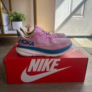 HOKA Wmns Clifton 9 ‘Cyclamen Sweet Lilac’
